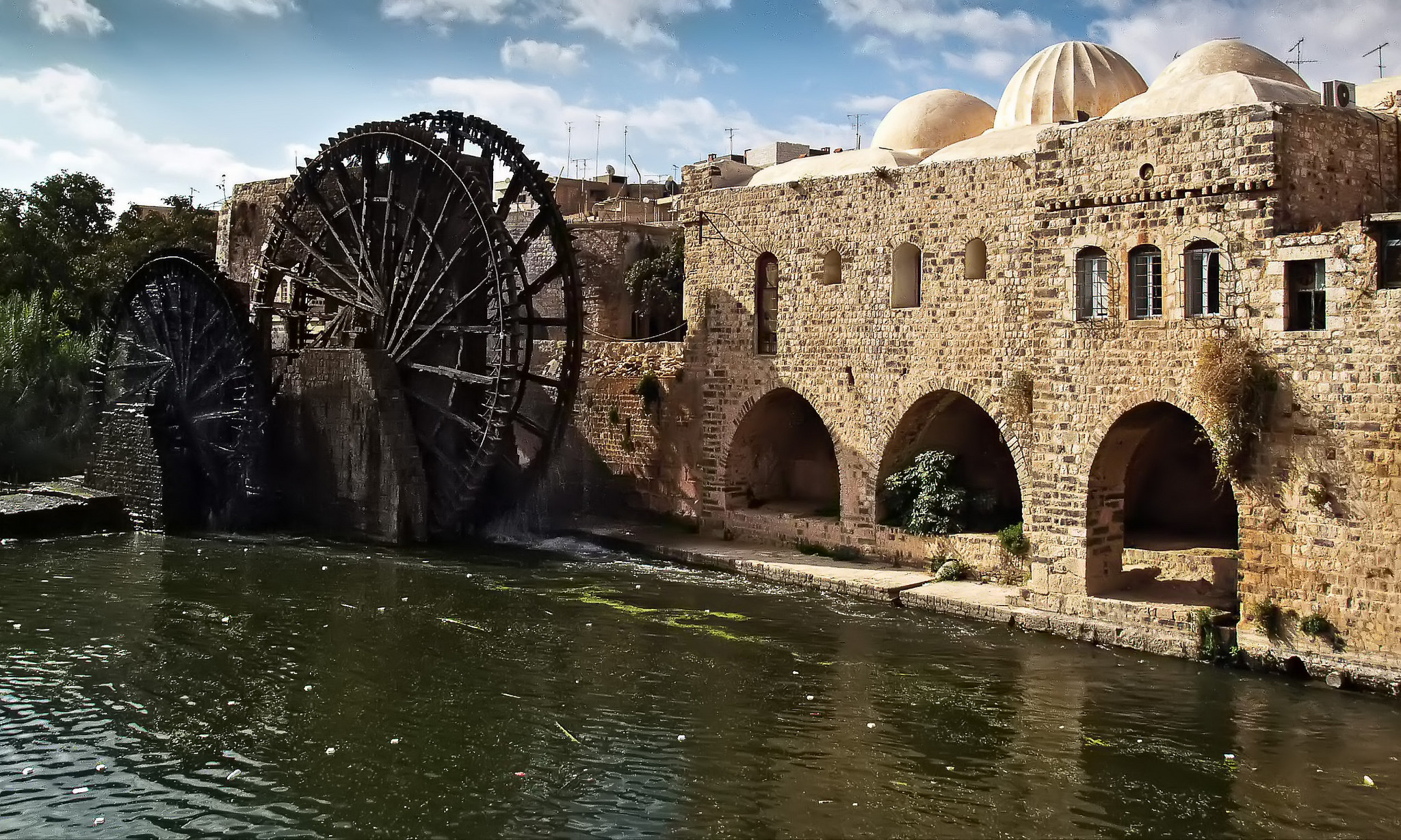 صورة النواعير الخشبية في نهر العاصي.