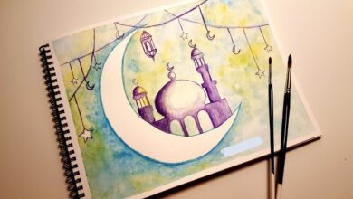 خلفية مرسومة و ملونة عن شهر رمضان و الهلال و المسجد و الزينة.